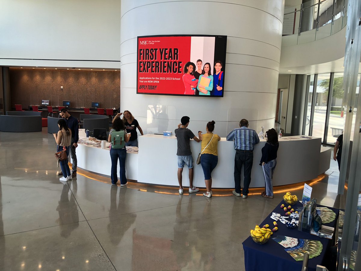 A steady stream of students today at the Temecula Valley Campus on the first day of the fall semester. #MSJCedu