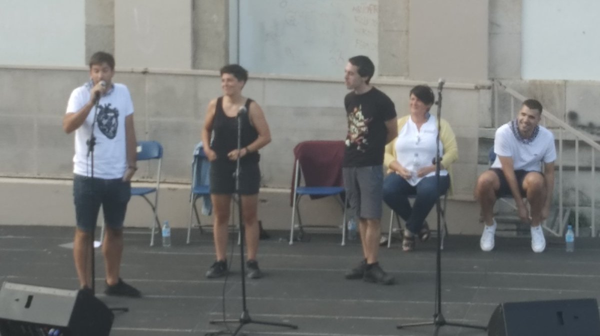 kaltzo's tweet photo. Jaietako espaziorik politenetarikoa, Auditorioko bertso-saioa. Plaza zahar-berria #Lilibertso elkarteko urte osoko lan handiarekin uztartua. @josu_goiko lasai egon daiteke erreleboa baduelako @Ustixa https://t.co/QxD60fBaAf