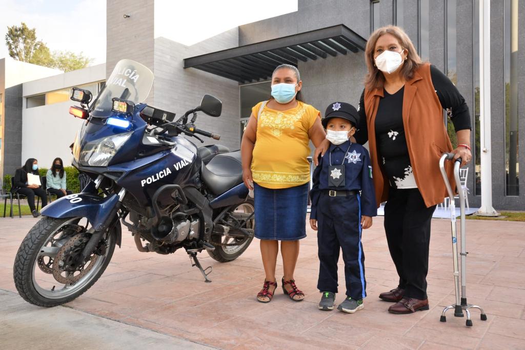 MunicipioSGS's tweet photo. 📌 Presidenta Municipal de Soledad, Leonor Noyola y la Dirección General de Seguridad Pública cumplen el sueño de Eloy Hernández
📰 Más información en ➡️ https://t.co/xJ68fJ0oRa
📱 #SGS #SigamosAdelante #LeonorNoyola #CumpleUnSueño #DGSPM #PolicíaMunicipal https://t.co/Kmm6w3FeMm