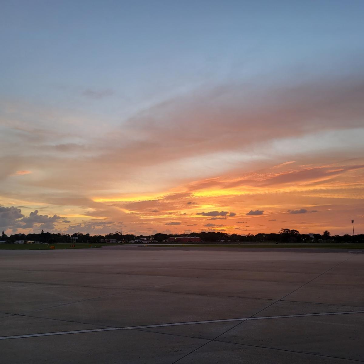 april_aka_AP's tweet photo. Last night's view. ๐๐๐โ๏ธ #SRQ #latergrams ๐ธ #photodump ๐ท #itsthelittlethings #skyscape ๐ค #II https://t.co/LbphaMzcDO