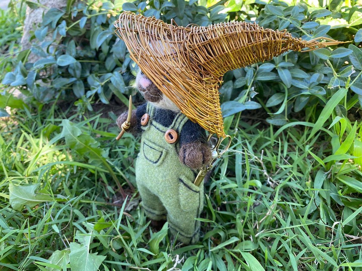 For my latest project, I wanted to make something magical 🧙‍♀️ she is ready to help in the garden! 🪄🌱

#needlefelting #cottagecore #witchart