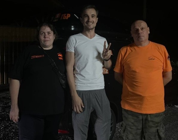 Герой дня!
Нашёл, не прошёл мимо!!!
В серединке. 
Соотрядники чуть замучены сезоном, приехали ба забирать, стоят по краям. 

Мы трудяги
А он – красавчик!