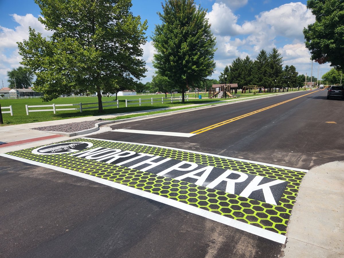 GlobeDecorative's tweet photo. We’re working a nice community project in @Greensburg_IN. The #GlobeDecorative Team installed @EnnisFlint #DuraTherm &amp; #DecoMark logo surfaces at the #NorthPark neighborhood in their town. Greensburg is also known in #IN for its landmark #DecaturCountyCourtHouse #CourtHouseTree. https://t.co/KZbQX7S97r