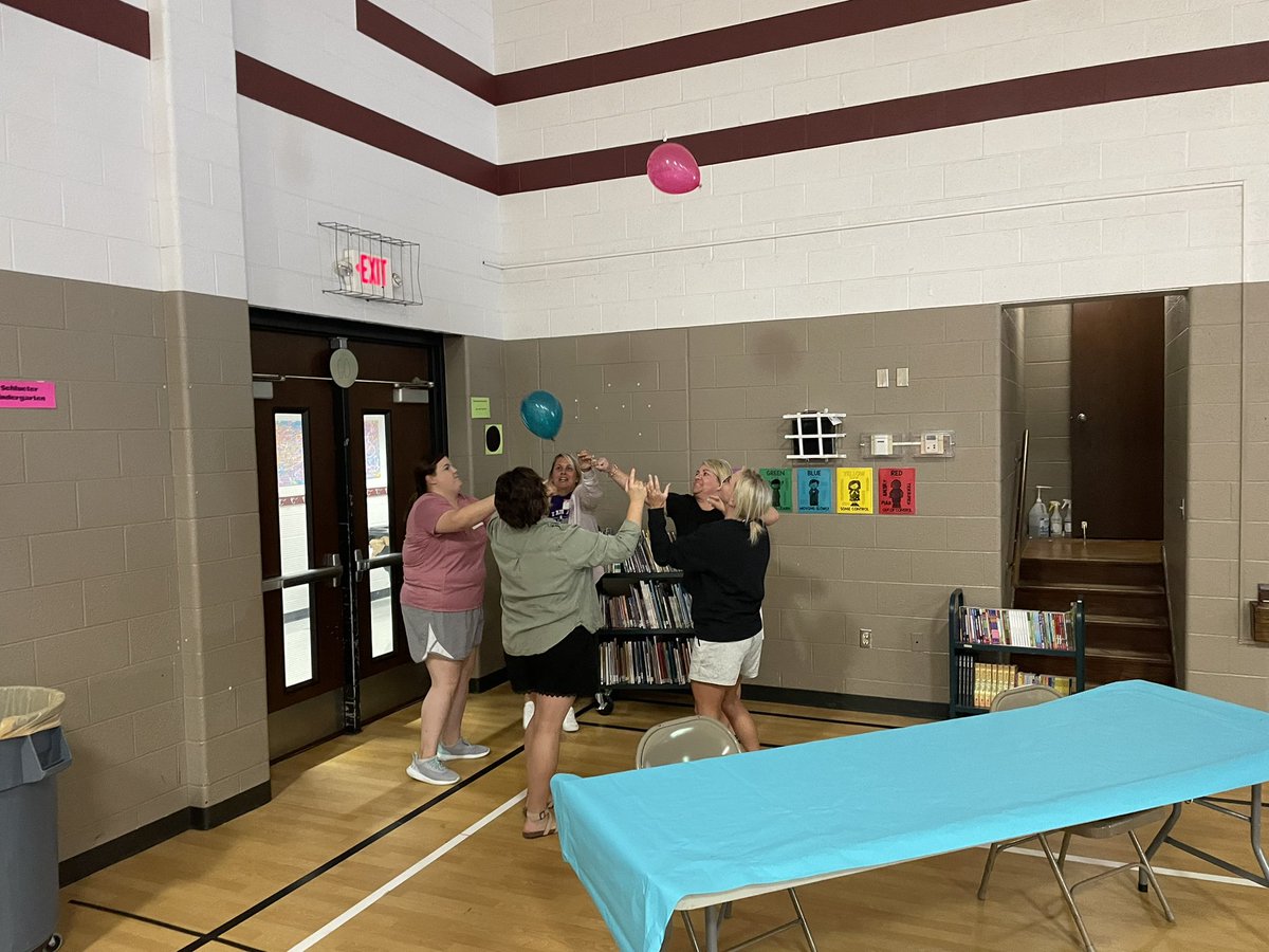 BennettAm0731's tweet photo. A little after lunch #BalloonBounce warm up! #KaganTraining #bulldogbest @jcschoolselemed https://t.co/DK4jtkEYiw