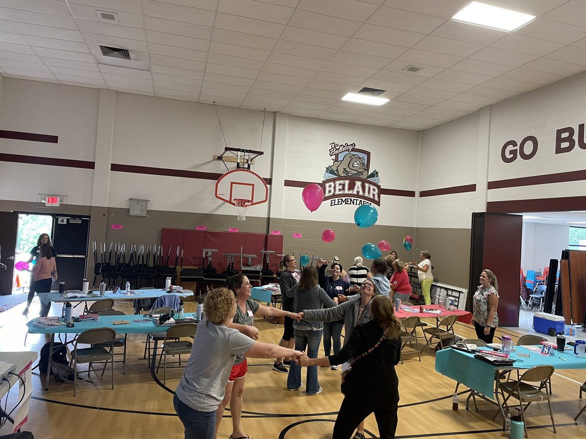 BennettAm0731's tweet photo. A little after lunch #BalloonBounce warm up! #KaganTraining #bulldogbest @jcschoolselemed https://t.co/DK4jtkEYiw