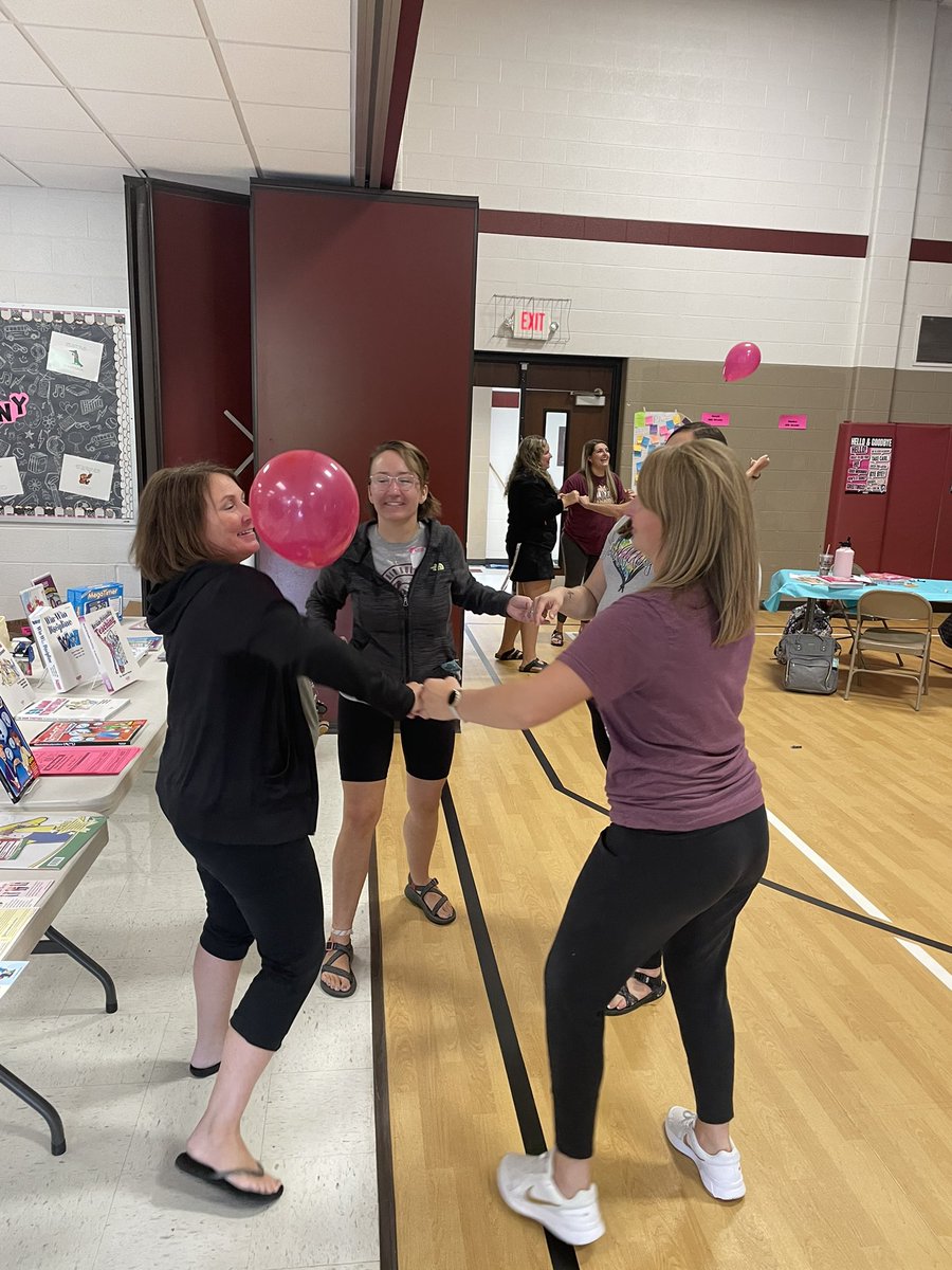 BennettAm0731's tweet photo. A little after lunch #BalloonBounce warm up! #KaganTraining #bulldogbest @jcschoolselemed https://t.co/DK4jtkEYiw