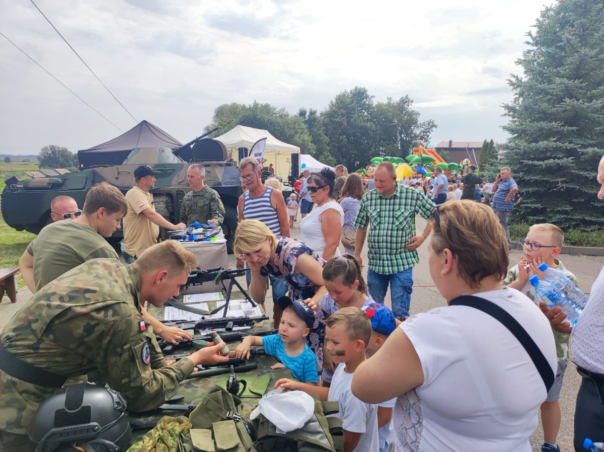 WCR_Bielsk_Podl's tweet photo. PODLASKI PIKNIK RODZINNY W BRAŃSKU ‼️

W ramach akcji "Weekend z Wojskiem" Mobilny Punkt Rekrutacyjny promujący służbę i edukację wojskową utworzyli: 
👉żołnierze i przedstawiciele #18pr #8brt #183krt #WCR #1PBOT #14blp oraz
👉kadeci z #OPW w Ciechanowcu 😀💪 https://t.co/4Gw0cyCCF5
