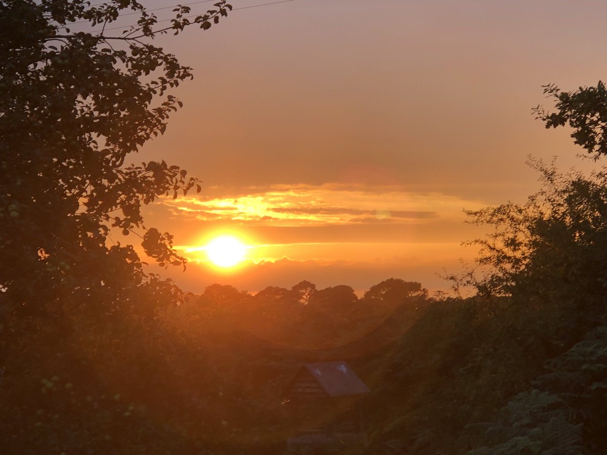 JonesTheRose's tweet photo. Lovely sunset tonight….  What rain?!?!  💧. #jonestherose #summertime #droughtconditions #sunset #raindance #hopingforrain https://t.co/ReVzWRFdji