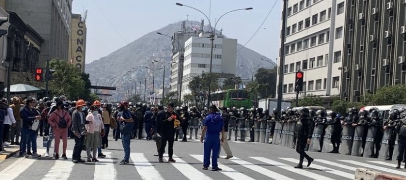 TubinoCarlos's tweet photo. Esto es lo q logran las Arengas del Agitador ⁦@PedroCastilloTe⁩ y del desquiciado ⁦@anibaltorresv⁩ ⁦@pcmperu⁩, enfrentar a sus manifestantes contra la ⁦@PoliciaPeru⁩ q tiene el deber constitucional de defender las instalaciones d Congreso!
IRRESPONSABLES👎 https://t.co/JcjOTBrSln