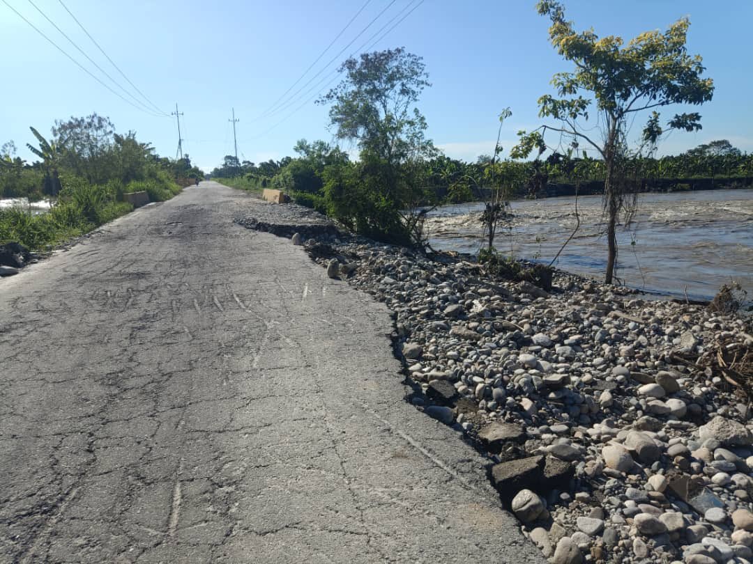 Ferrolasa's tweet photo. #GMTVzla 🚜 La #GMTVzla despliega  a sus equipos de trabajo ante la emergencia suscitada en el Ramal 032, vialidad que comunica a los municipios Colón y Francisco Javier Pulgar del #EdoZulia, debido al desbordamiento del río Chama.

#SeguimosTrabajando 

#PensarComoPaís 🇻🇪 https://t.co/o5zm8NUavJ