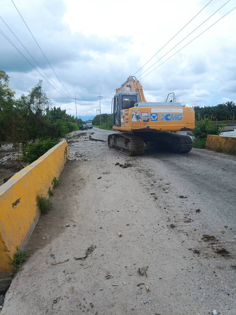 Ferrolasa's tweet photo. #GMTVzla 🚜 La #GMTVzla despliega  a sus equipos de trabajo ante la emergencia suscitada en el Ramal 032, vialidad que comunica a los municipios Colón y Francisco Javier Pulgar del #EdoZulia, debido al desbordamiento del río Chama.

#SeguimosTrabajando 

#PensarComoPaís 🇻🇪 https://t.co/o5zm8NUavJ