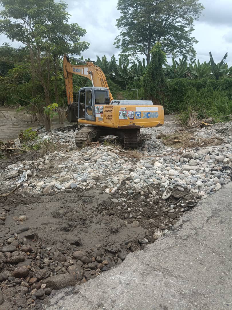 Ferrolasa's tweet photo. #GMTVzla 🚜 La #GMTVzla despliega  a sus equipos de trabajo ante la emergencia suscitada en el Ramal 032, vialidad que comunica a los municipios Colón y Francisco Javier Pulgar del #EdoZulia, debido al desbordamiento del río Chama.

#SeguimosTrabajando 

#PensarComoPaís 🇻🇪 https://t.co/o5zm8NUavJ