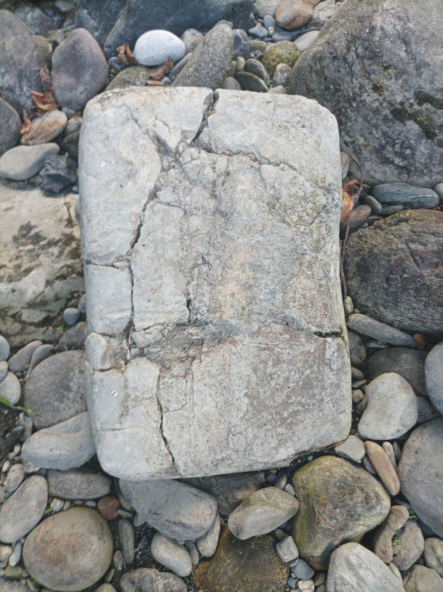 Leonard_Bangkok's tweet photo. La #Garonne à un niveau très bas. Découverte de pierres intéressantes dans le lit de la rivière comme ces 2 blocs sculptés sous le pont du chemin de Bayle à #Marignac, en allant me recueillir sur la tombe de ma grand-mère Marie née Escazut en ce 15 août 🙏 https://t.co/MM5TRYsglJ