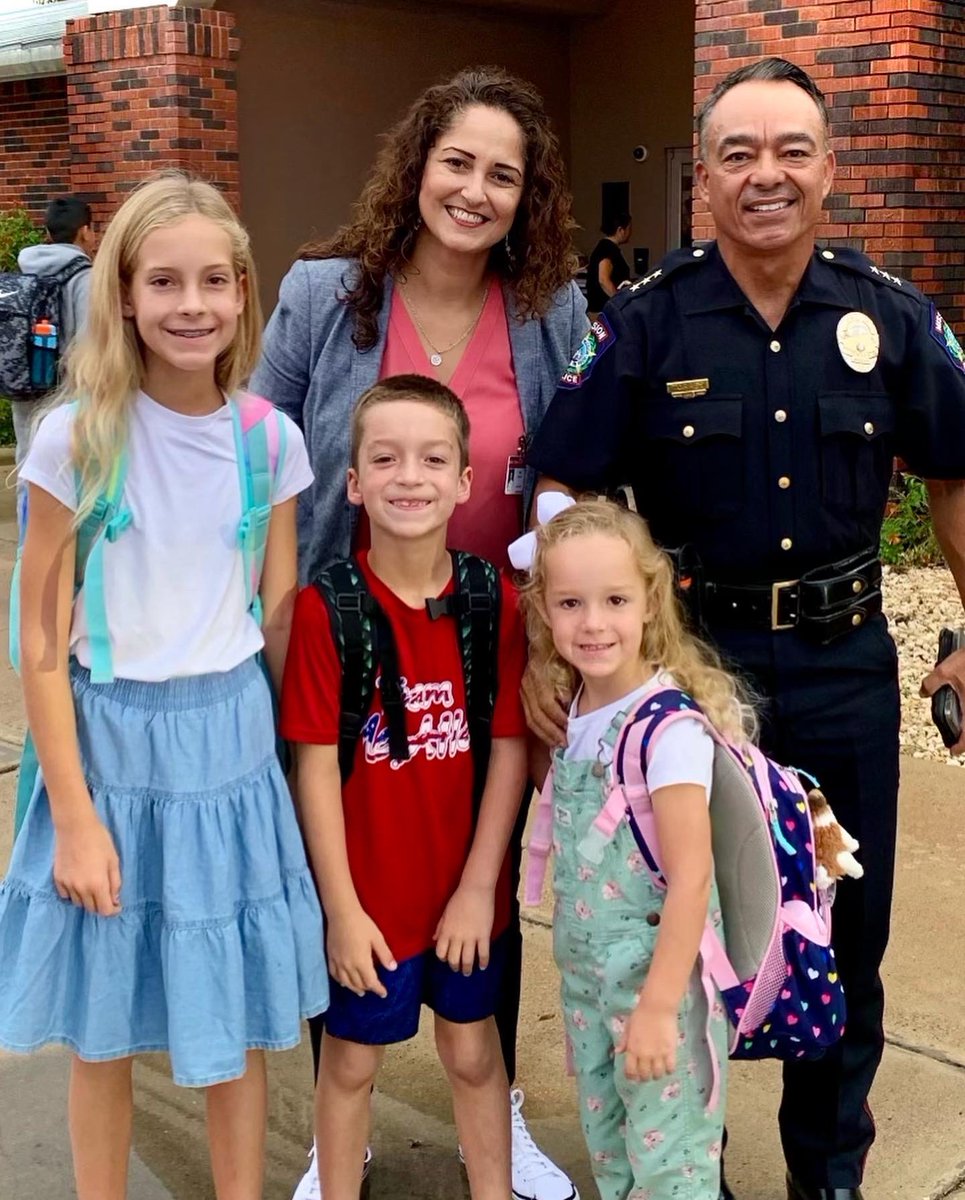 SISDmedia's tweet photo. A big THANK YOU goes out to Mission PD & to our campus Security Guards for consistently making the safety of our students, staff, & families a priority every single day.
Mission Police Chief Torres helped with morning duty on #SISDFirstDay.
#LEADingthewaytoexcellence https://t.co/Lk6sbKUdKk