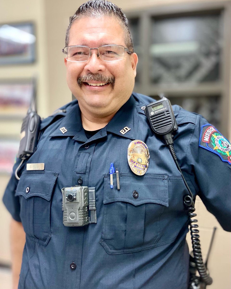 SISDmedia's tweet photo. A big THANK YOU goes out to Mission PD & to our campus Security Guards for consistently making the safety of our students, staff, & families a priority every single day.
Mission Police Chief Torres helped with morning duty on #SISDFirstDay.
#LEADingthewaytoexcellence https://t.co/Lk6sbKUdKk