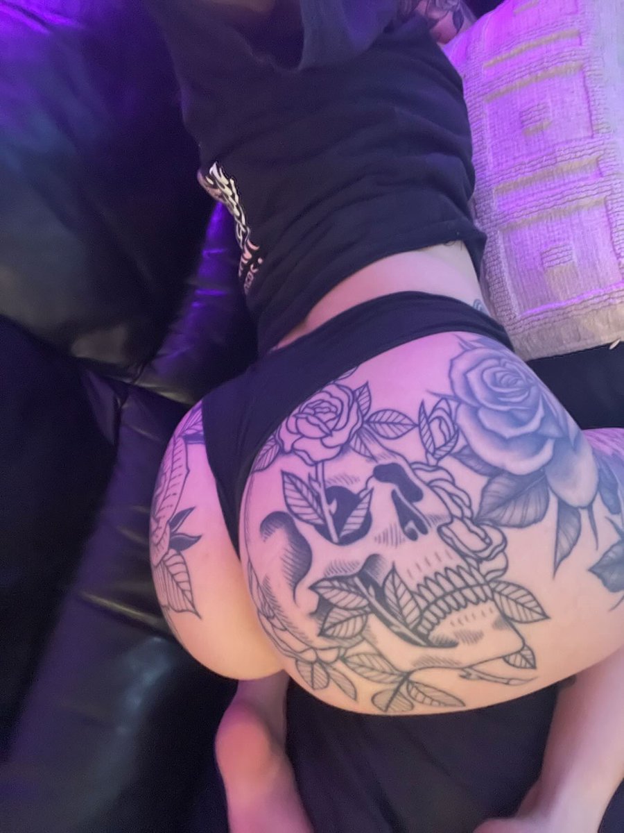 TattedLiv's tweet photo. So you mean to tell me you’re not following to see more of this ass😩🥵 #nsfwtwt #sugarbaby https://t.co/uHEzwoHENW