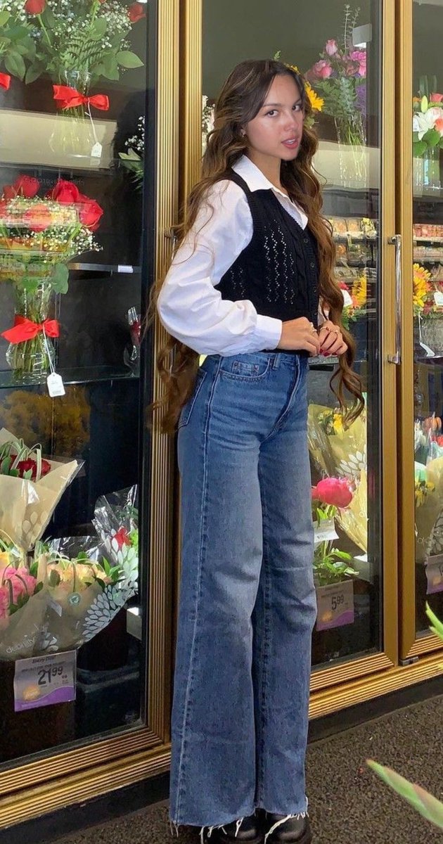 fziryliv's tweet photo. SHES SO PRETTY??? https://t.co/g4ovzVK6an