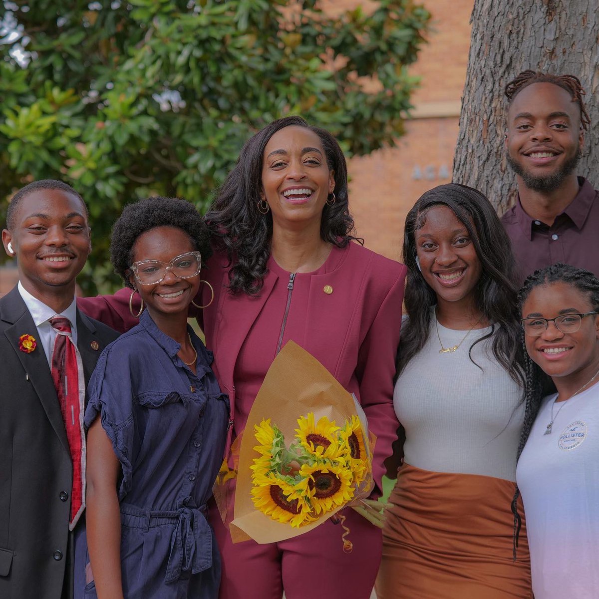 HustonTillotson's tweet image. Campus Community and Supporters, thank you for warmly welcoming to HT our Seventh President and CEO, Dr. Melva K. Williams during this morning’s historic press conference!#WeArefRAMily #HTisIDEAL #OurPersistenceIsOurSuperpower