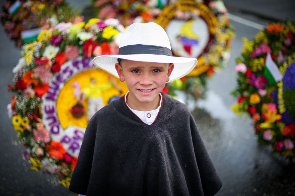 plazamayormed's tweet photo. 🌼💐🌺 La cultura silletera es nuestro mayor patrimonio, hoy la aplaudimos con el desfile que hace honor a nuestras tradiciones. 

#AquíTodoFlorece
#DesfileDeSilleteros https://t.co/1nDcn45j8V