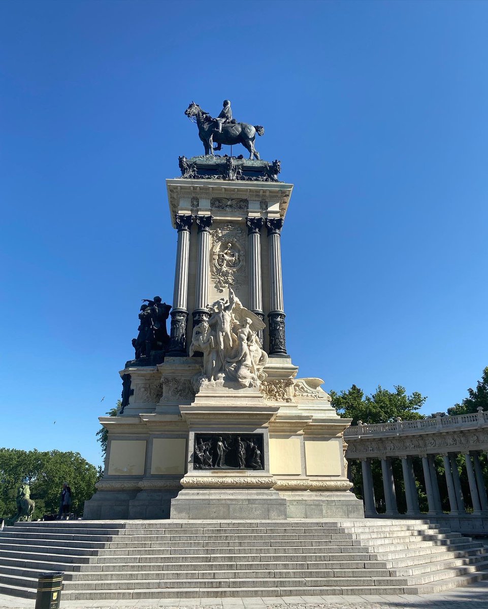 HichamEnhaili's tweet photo. #ElRetiro : packed with monuments, galleries, statues, lakes and magnificent buildings.
#elretiromadrid #madrid #spain #travel #city #discovernewplaces #statues #sightseeing #visitspain #SimplySelectofficial #SimplySelectexperience #SimplySelectaatitsbest https://t.co/OPayEY7MWq