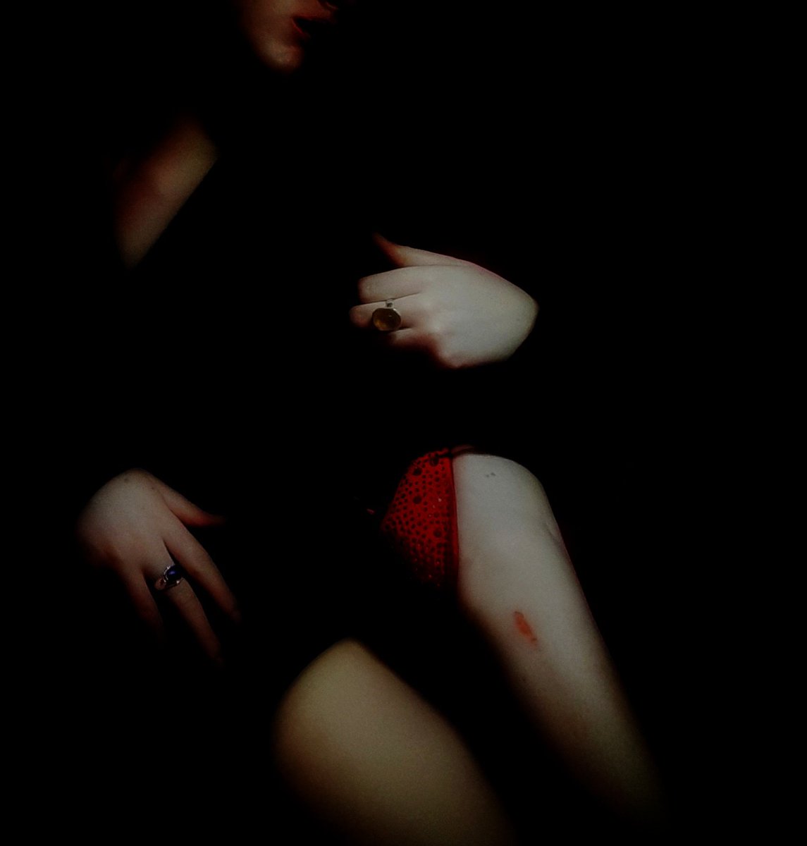 batswithcameras's tweet photo. In my room
#photography #photooftheday #PHOTOS #art #gothic #selfportrait #irish #red #dark #beginnerphotographer #photographer #fashion #fashionphotography https://t.co/wPtfKElw9F