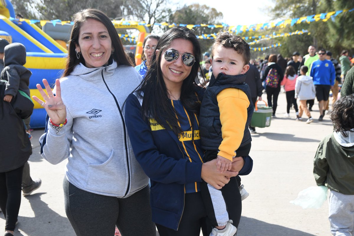RosarioCentral's tweet photo. 🇺🇦🏟️ ¡Visita histórica en Ciudad Deportiva!

El plantel comandado por Carlos Tevez participó del #DiaDeLaNiñezCanalla, logrando así la promesa realizada en su presentación junto a Ricardo Carloni, de vincular lo social y lo deportivo https://t.co/ByfVWHrMCC