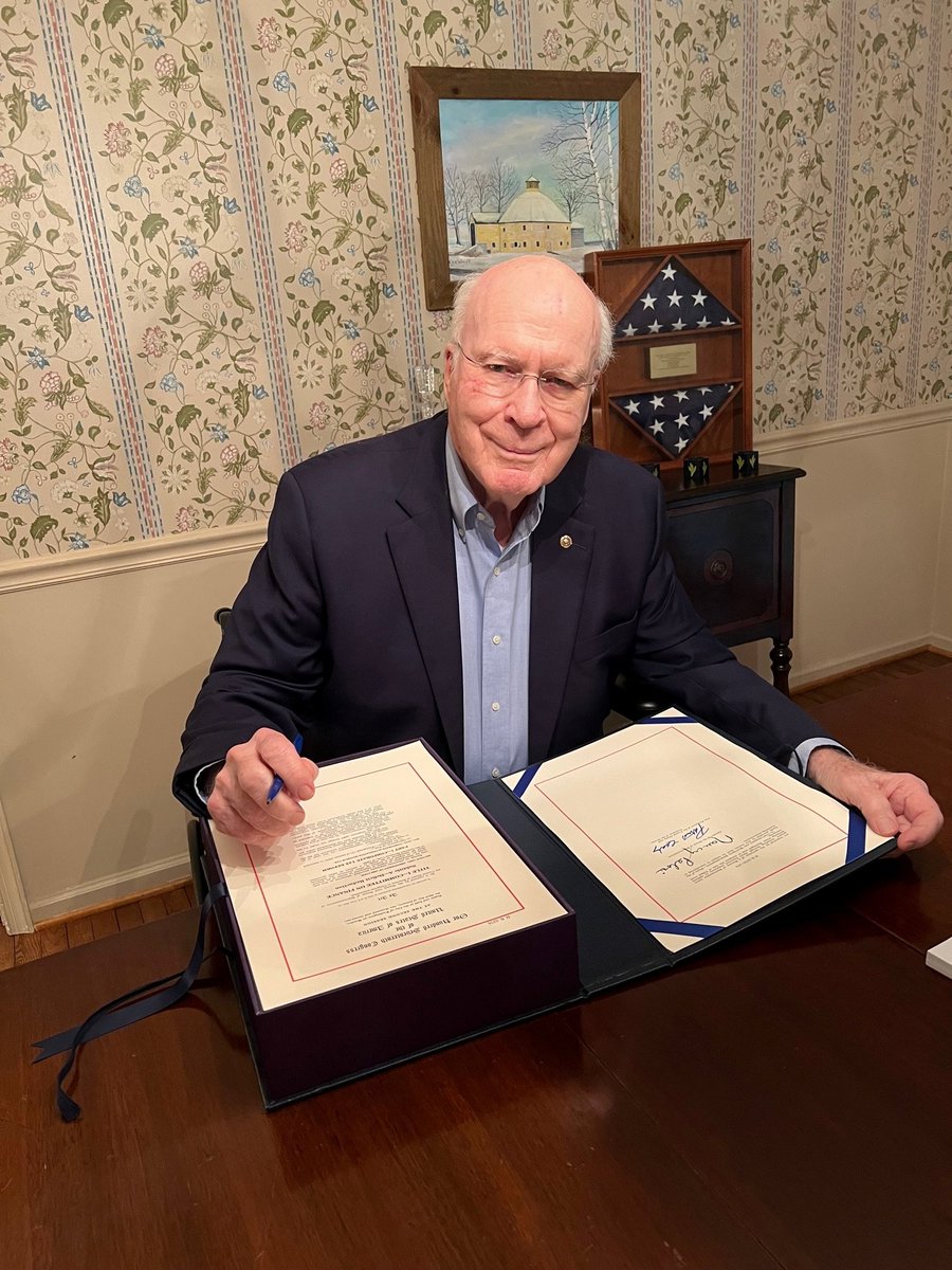 SenatorLeahy's tweet photo. Leahy as President Pro Tem signs the landmark Inflation Reduction Act, the last stop before bill goes to the President’s desk — https://t.co/f6i13pDJ7i