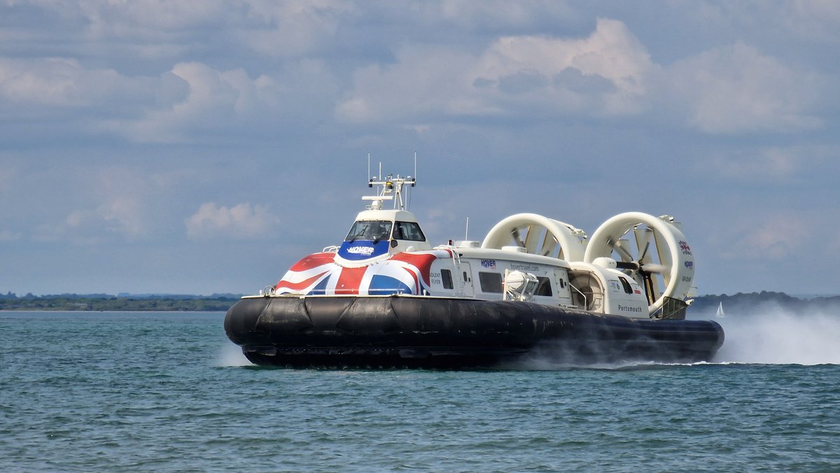 dannywolves88's tweet photo. @MrTimDunn @TyJeffriesPiano @TalkingPicsTV @HovertravelLtd We get to see this one every day, our local public transport 🌀 https://t.co/6hy6P9dFJN