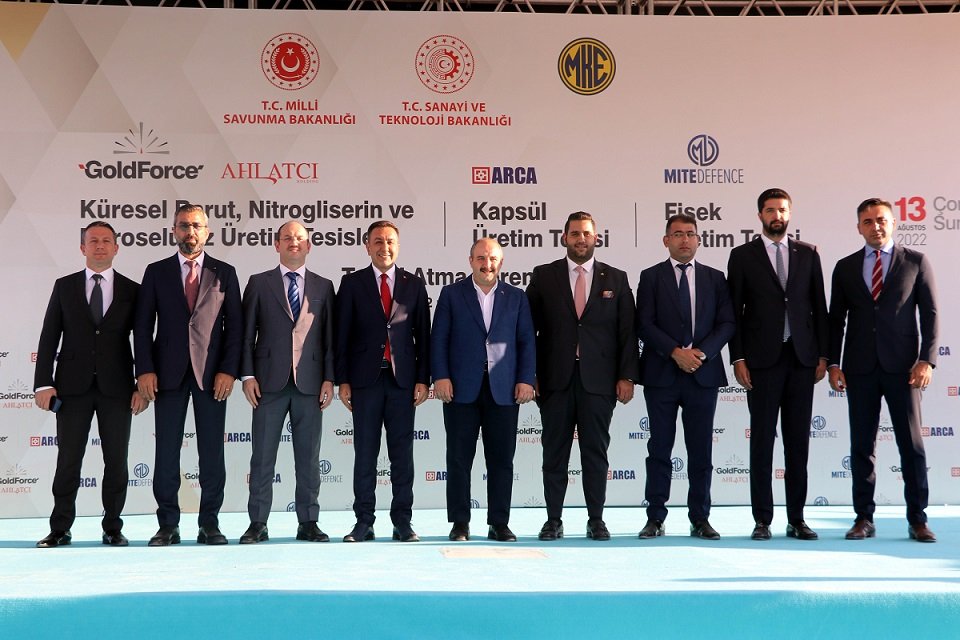 Çorum’un Sungurlu ilçesinde, 6 milyar liralık yatırımla kurulacak, barut, fişek ve kapsül üretim tesislerinin temel atma töreni yapıldı. Bütün fabrikalar tamamlandığında 2500 kişi istihdam edilecek ve 200 milyon avroluk ithalat ikame edilecek.

#YerliveMilliSanayi