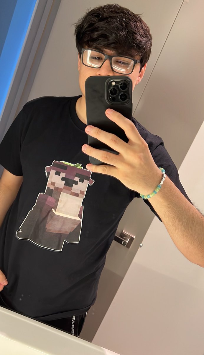 aldogeotv's tweet photo. Yo te llevo deeentrooo hasta la raiiiiz, jajsjsja gracias al que me regalo esta playera de la papu nutria xd https://t.co/VMCBi3kS5K