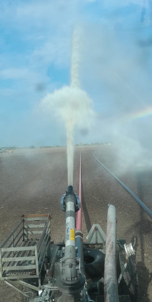 Vandaag weer begonnen met beregenen, aanvoer vanaf 1600 m door middel van onze stationere Sleepslangpomp. #tenhovekamperveen #akker