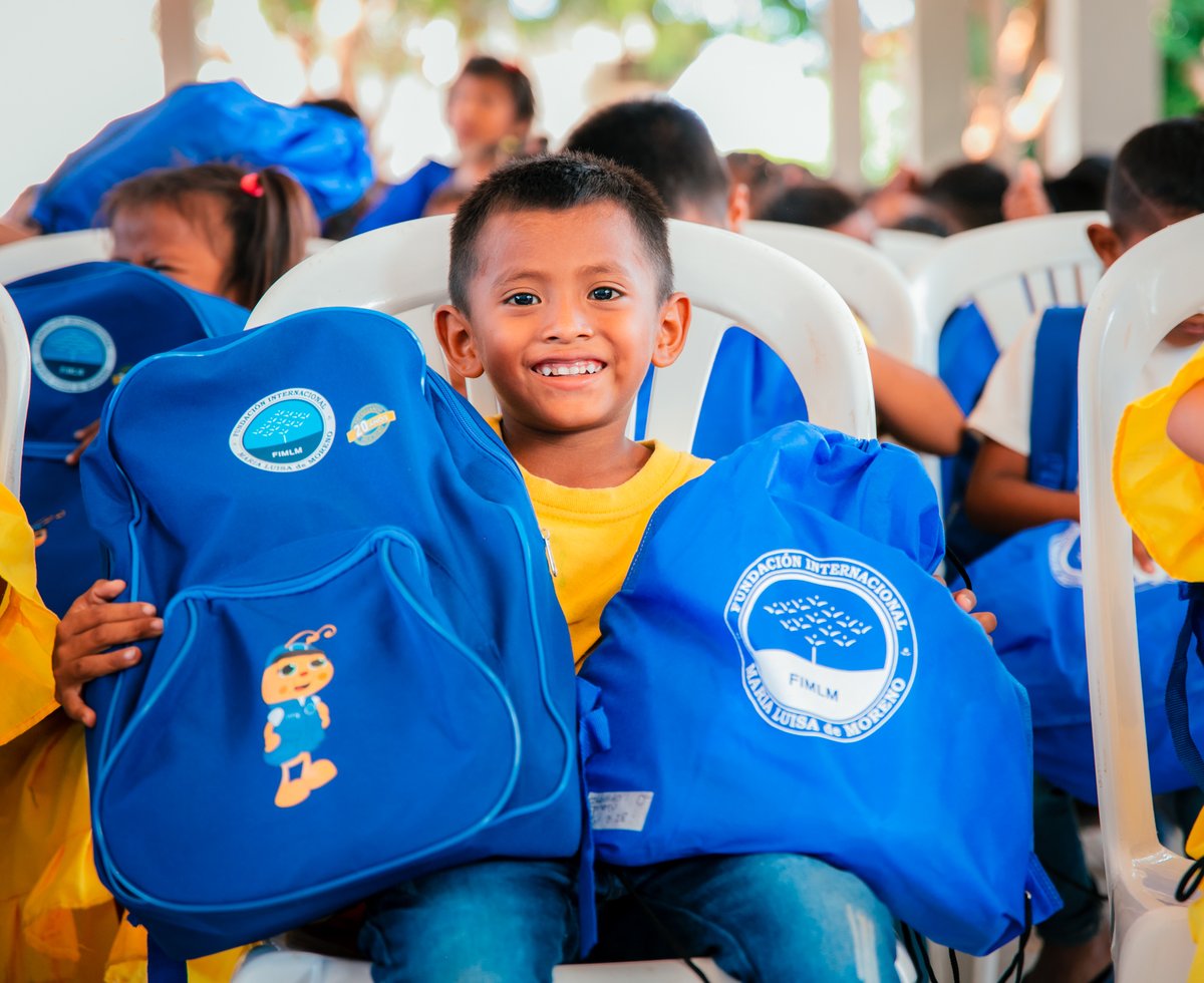 FIMLM's tweet photo. 🇨🇴 En La Guajira 🏜️ los rayos de sol brillaron aún más con la sonrisa de 200 niños Wayuu al recibir su dotación escolar con uniformes y útiles escolares que la @FIMLM les entregó para apoyar su educación con el programa #MiNuevaFamilia • Leer más 👉 https://t.co/lhGjDqAm9f https://t.co/fBX1MM8w0W