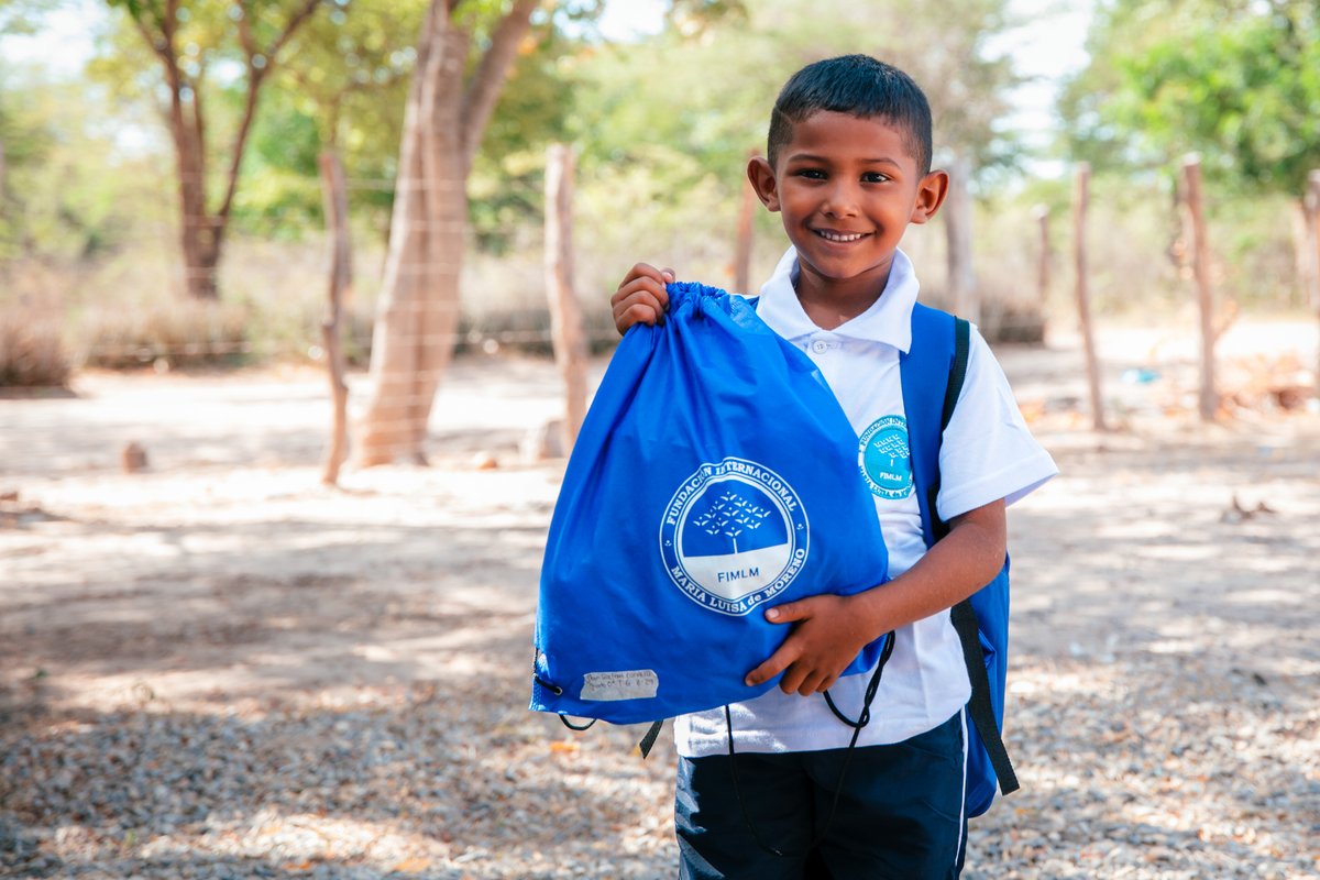 FIMLM's tweet photo. 🇨🇴 En La Guajira 🏜️ los rayos de sol brillaron aún más con la sonrisa de 200 niños Wayuu al recibir su dotación escolar con uniformes y útiles escolares que la @FIMLM les entregó para apoyar su educación con el programa #MiNuevaFamilia • Leer más 👉 https://t.co/lhGjDqAm9f https://t.co/fBX1MM8w0W