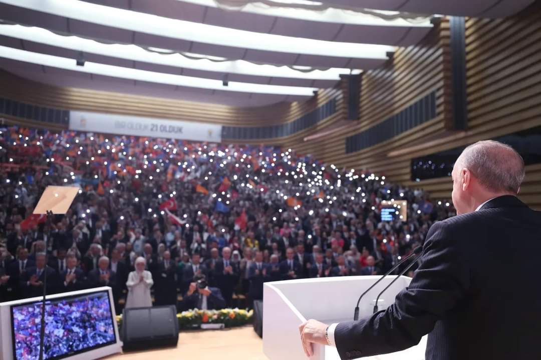 ak_kastamonu's tweet photo. Cumhurbaşkanımız @RTErdogan hitaplarıyla; @Akparti ’mizin 21. Kuruluş Yıl Dönümü Programımızı gerçekleştirdik.

21 yıldır milletimize hizmet yolunda ilk günkü aşkla #DurmakYokYolaDevam 

Birlik ve beraberliğimiz daim olsun… 

#BirOlduk21Olduk https://t.co/cICCEq3woF
