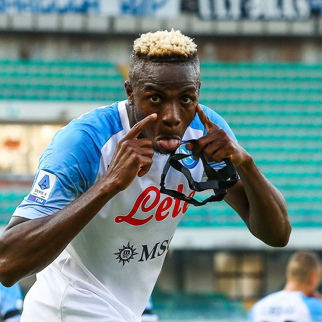 ActuFoot_'s tweet photo. Le chambrage de Victor Osimhen après son but qui lui a valu des cris racistes par des "supporters" de l’Hellas Verone. https://t.co/37sNTlSymD