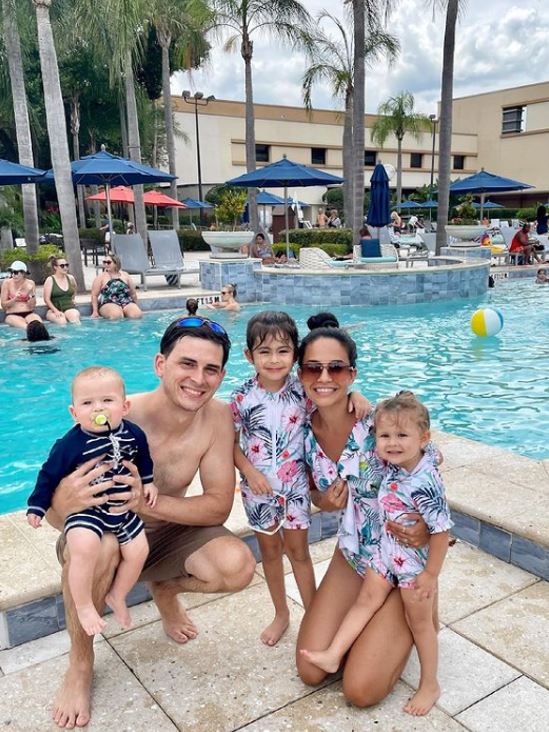 A family pool day is the perfect way to celebrate #FamilyFunMonth! ❤️ 

📸: @paolajoannblog