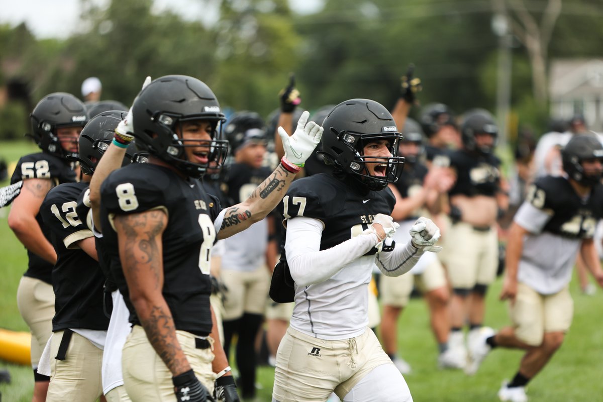 No case of the Mondays for <a href="/StOlafFB/">St. Olaf Football</a> this morning!

📸 GALLERY: oleathletics.smugmug.com/2022-23/Footba…

#OlePride | #UmYahYah | #d3fb