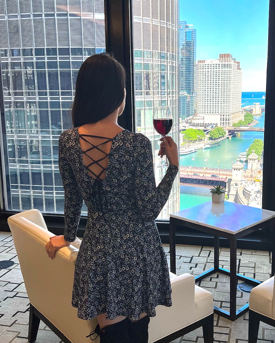 "Life is not measured by the number of breaths we take, but by the moments that take our breath away.” ~ Maya Angelou. Soak in the sights from The Langham Club lounge when you book a club room. #LovingLangham #CelebrateTheEveryday

📷 @susie290783