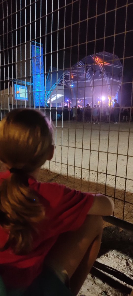 Reps el supercartell de <a href="/BarraquesSitges/">Barraques de Sitges</a> (a baix). I recordes la passada que va ser el darrer cop que va tocar <a href="/somrobaestesa/">12/12 ❤️‍🩹 L'ÚLTIMA ESTESA</a>, allà al costat del Baluard.
 
Hi tornes, arribes a lloc i et diuen que, ara, són 18 eurus/persona quan abans era gratis...
#Sitges
#BarraquesAbansMolaves