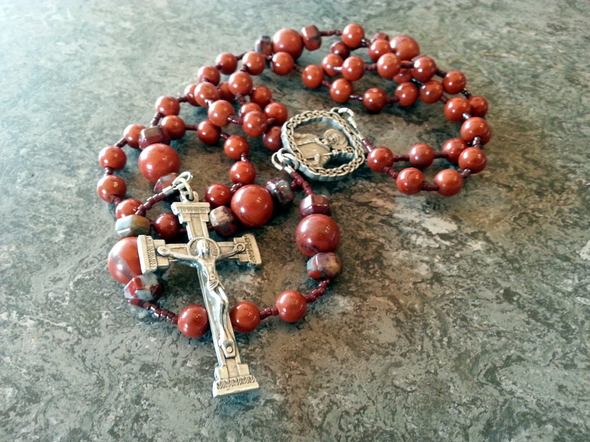 lueyee's tweet photo. Upon this rosary I can say the old #HailMary without the ‘second half’ added by #Trent. That does not mean religious #dulia. https://t.co/pGGvtT7hbx