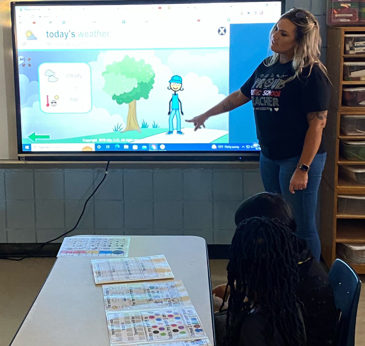 HCS_SpecialEd's tweet photo. @NHESBullpups Tasha Petty teaches students about weather and dressing appropriately for the weather with #new2you @HardinCoSchools #hcsstrongertogether https://t.co/T5lPveEuGQ