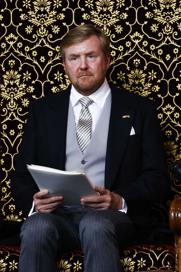 Deze clown gaat straks vertellen dat WE vluchtelingen moeten blijven opvangen, dat WE door dure brandstof heen moeten bijten en dat we het SAMEN moeten doen. Behalve hij dan. Serieus ik erger mij nu al de vinken tering aan zijn schijnheilige smoelwerk. LEVE DE REPUBLIEK. 😡