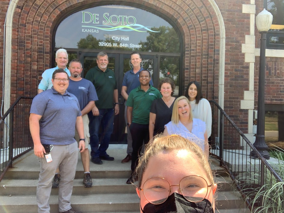 MARCKCMetro's tweet photo. Happy #CityHallSelfie day from de selfie… we mean De Soto! @CityofDeSotoKS Mayor Rick Walker serves as an alternate on the MARC Board representing cities in @jocogov other than @CityofOlatheKS and @opcares.
@ELGL50 #50Forward https://t.co/T1CYvwdNka