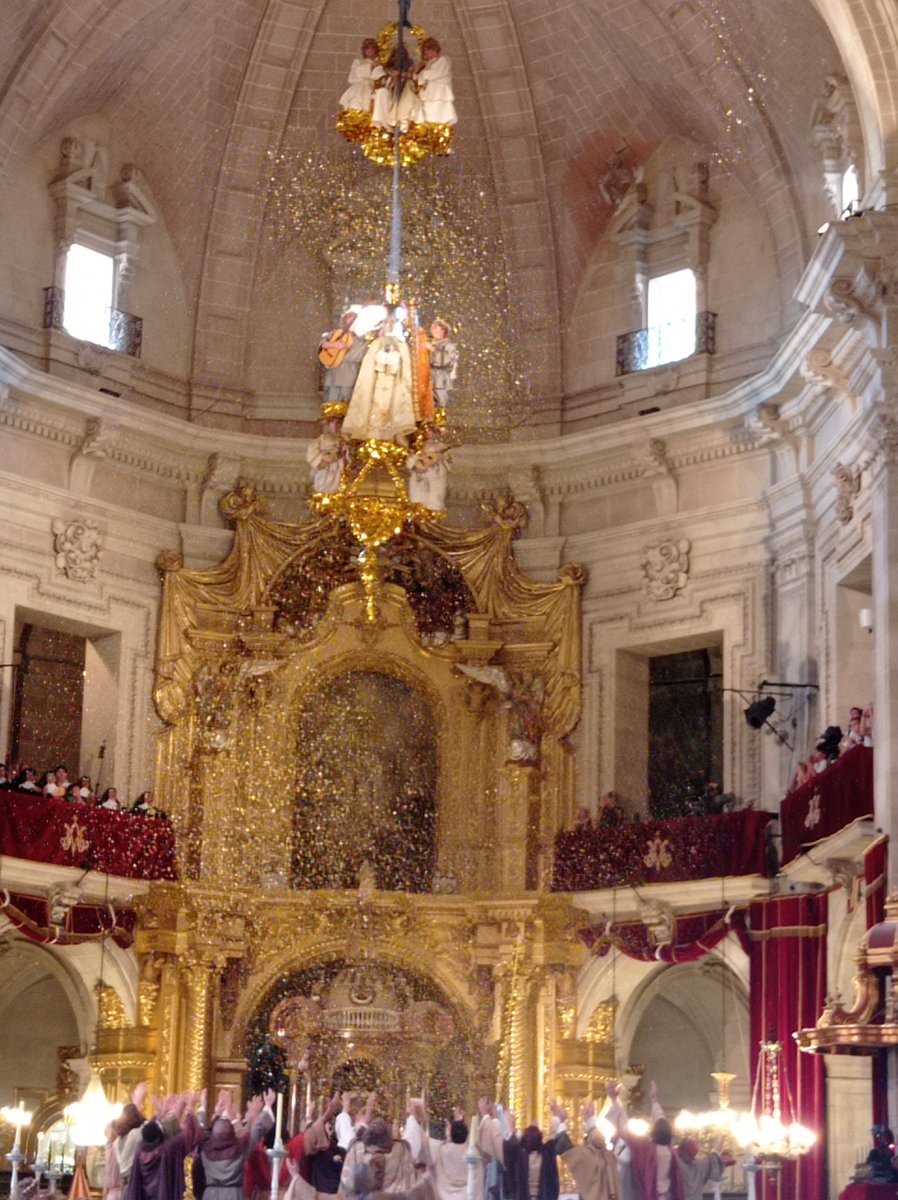 ua_biel's tweet photo. Després dos anys sense, Assumpta est Maria! El poble d'Elx ha coronat la Marededeu enmig d'un vol d'àngels. Hui, com fa cinc-cents anys, dues jornades (Vespra i Festa) d'espectacle, música, cant, fe, goig, amb una posada en escena meravellosa. Elx, una Festa que canta! https://t.co/kXsQ44s71j