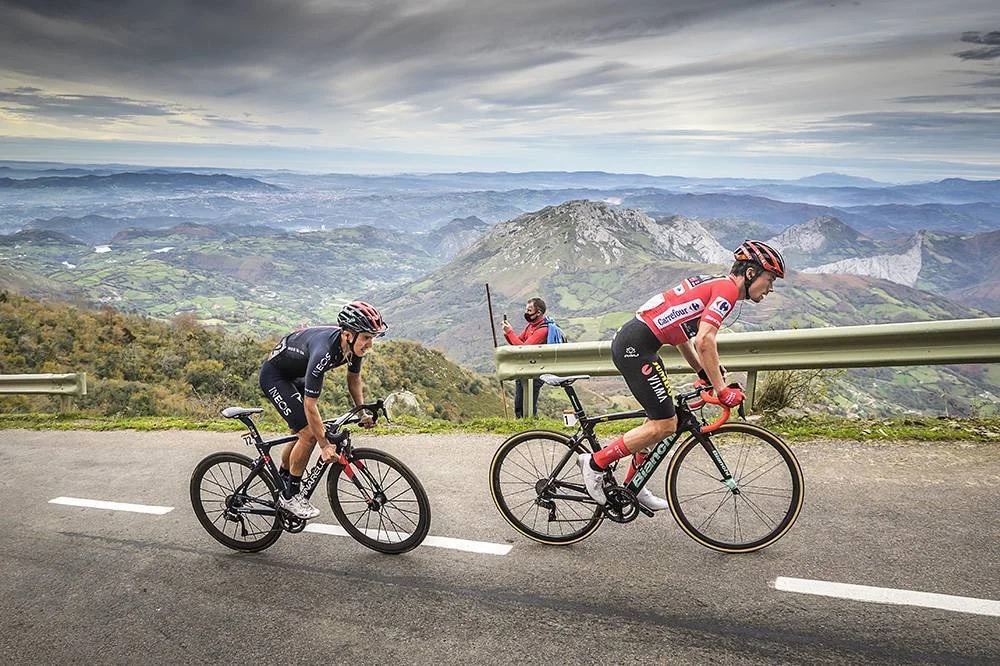 SporthubMedia's tweet photo. 🚴‍♂️ @aborysovskyi и @Riverside_UKR дают детальное превью Вуэльты.

▪️ Прерия и Сьерра Невада. Все о маршруте Вуэльты.
▪️ Опять Роглич или все-таки Ремко? Обсуждаем главных фаворитов.
▪️ Спринтеры vs панчеры. Кто будет круче в очковой номинации?

🎙https://t.co/TyjOD9yNGO https://t.co/fmhBY6alLj