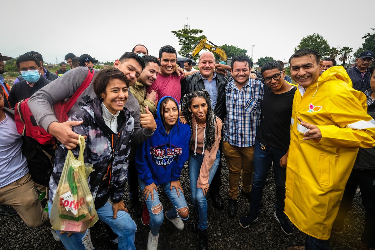 EnriqueAlfaroR's tweet photo. #ObrasSonAmores, así de simple, y con esa lógica arrancamos la construcción de la nueva preparatoria de la @udg_oficial en #Tlajomulco, en donde, además vamos a mejorar la que ya existe y ampliar el #CUTlajo. Aquí serán 85 mdp de inversión, pero vamos por 285 para la Universidad. https://t.co/CaBJeW4lyT