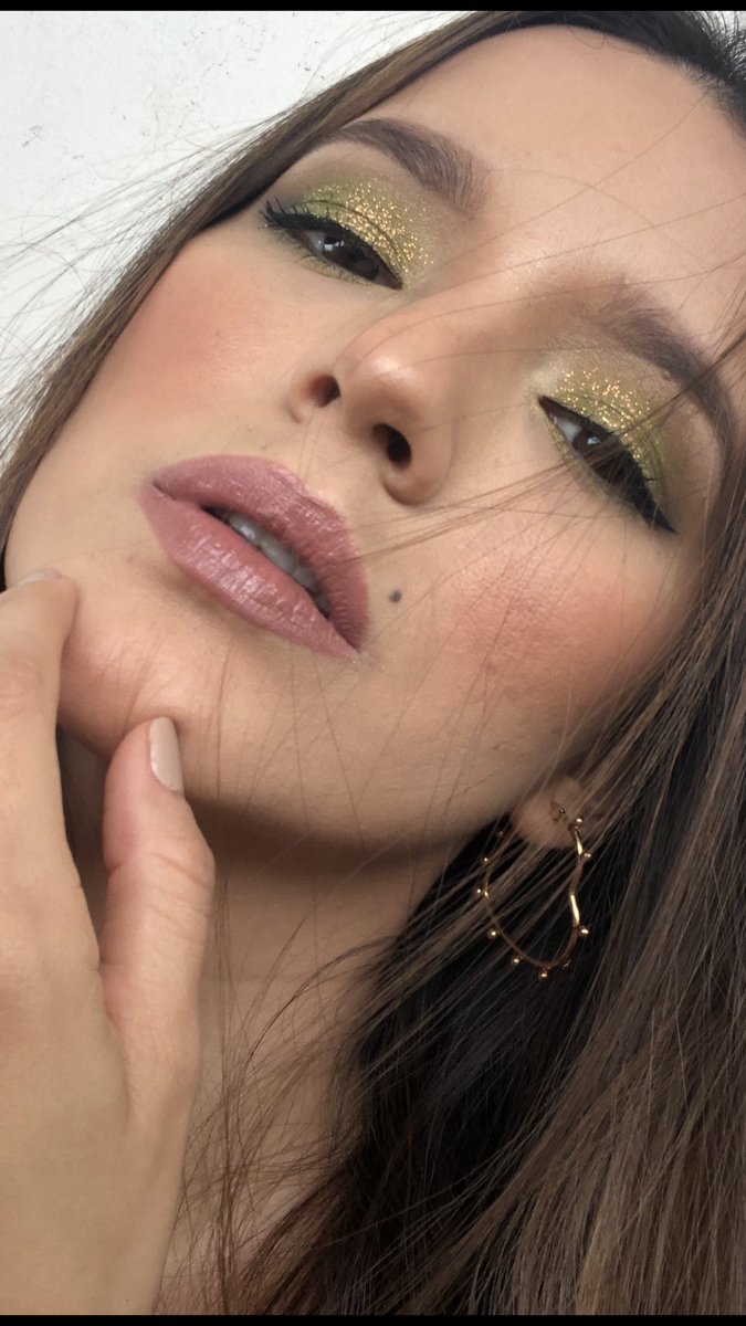 MercyJaramillo's tweet photo. Mi hermana es la mejor maquilladora del mundo 😍 aquí solo con el filtro del maquillaje 😃 https://t.co/mIQgnOnPMW