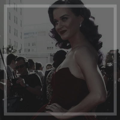 Después de lo sucedido, solo había aceptado regresar al MACUSA por Achilles. ¿Cómo decirle que no a esos ojos tan bonitos? Sonriente y soñadora, tomó el traslador y le esperó en la recepción. 

#MACUSAElection