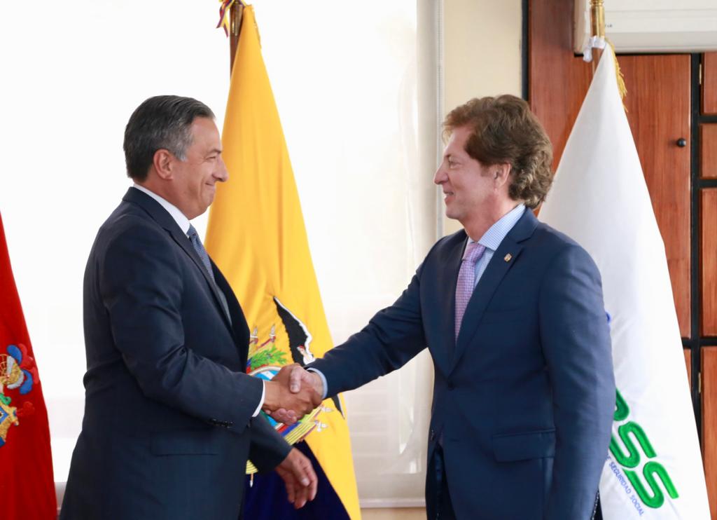 IESSec's tweet photo. Diego Salgado Ribadeneira fue posesionado hoy como nuevo director general del @IESSec, es un profesional con amplia experiencia laboral que se suma al fortalecimiento y manejo transparente de la institución.  #IESSnoPara https://t.co/angflziEO9