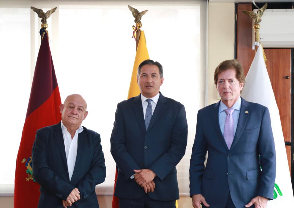 IESSec's tweet photo. Diego Salgado Ribadeneira fue posesionado hoy como nuevo director general del @IESSec, es un profesional con amplia experiencia laboral que se suma al fortalecimiento y manejo transparente de la institución.  #IESSnoPara https://t.co/angflziEO9
